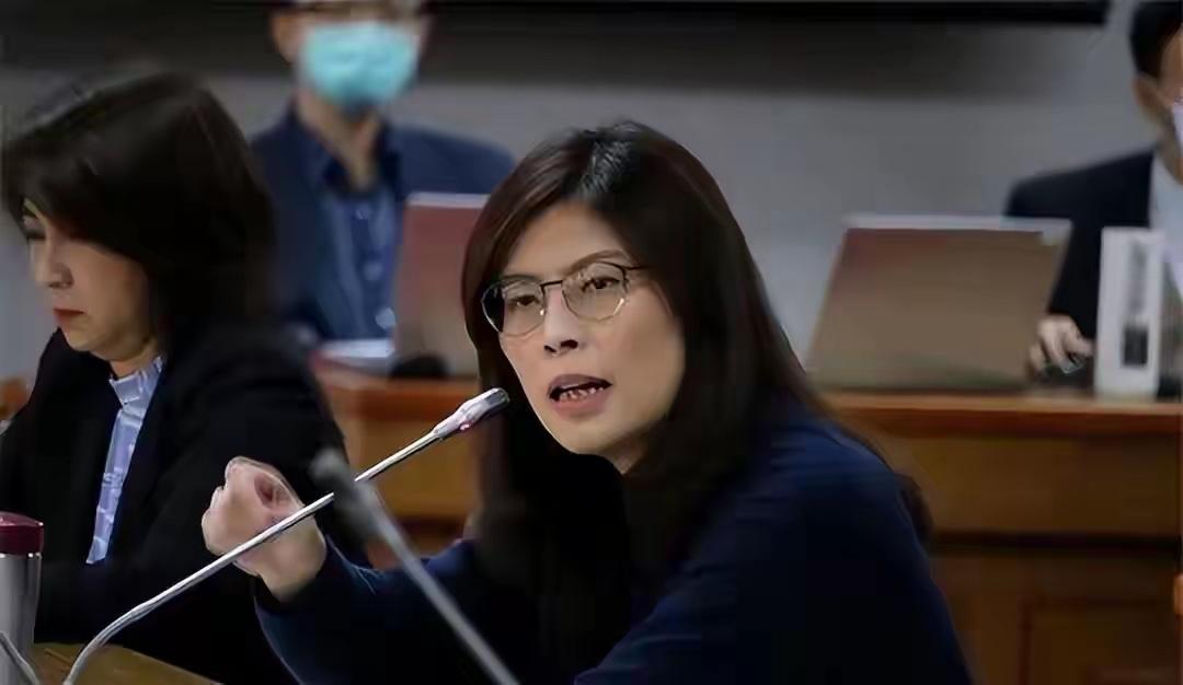 台湾全岛无差别下跪了！

综合台媒报道，随着国民党主席郑丽文的明确表态，岛内各党