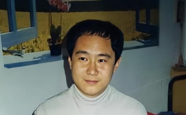1983年，北京一名18岁少年，因抢了路人1顶帽子被判流氓罪，并处以死缓，他积极