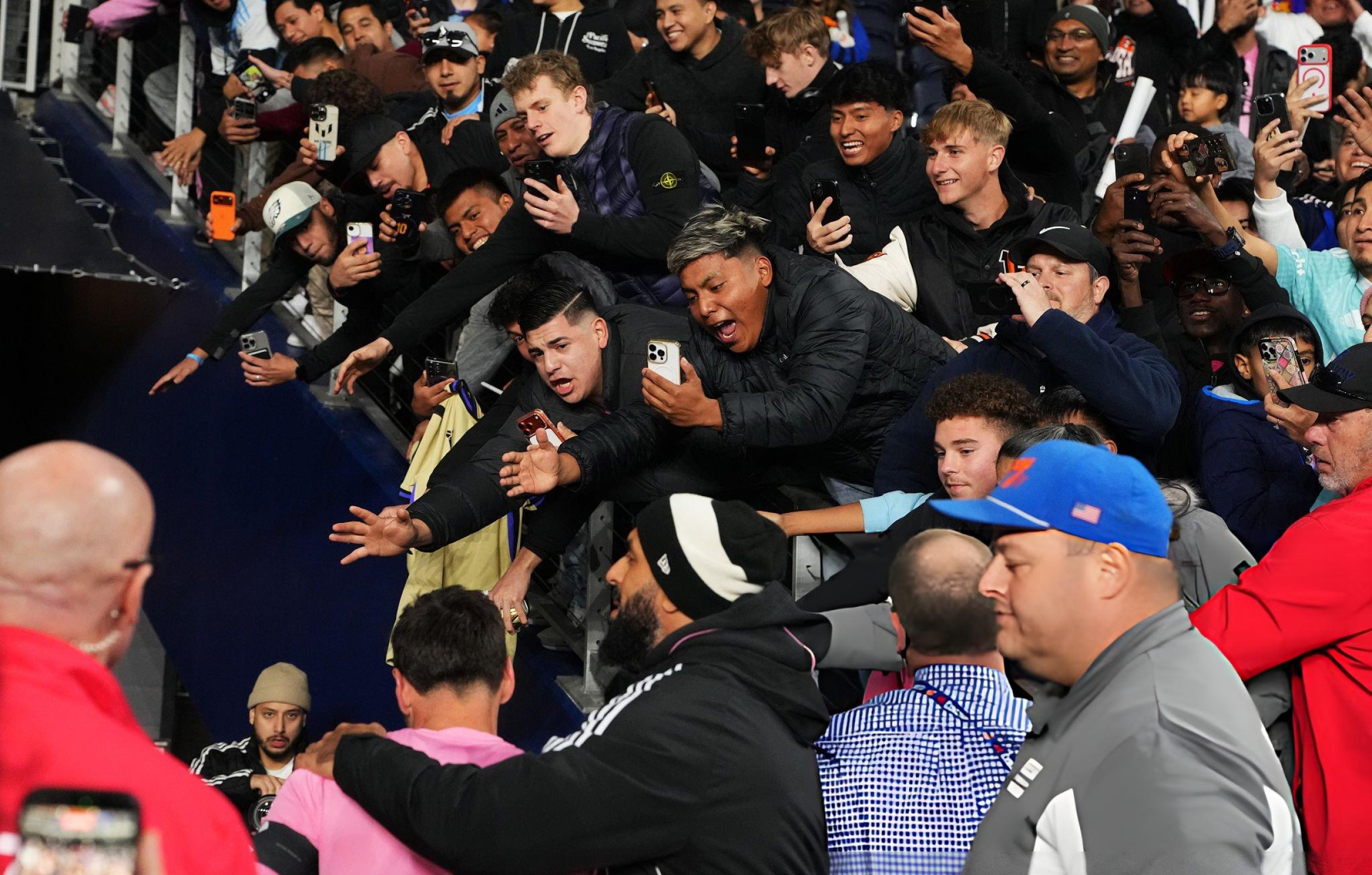 赛后梅西离开球场！