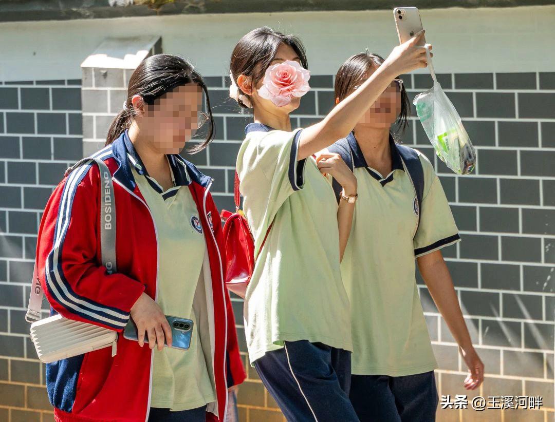 我们学校是个初中，组织春游，允许学生带手机拍照。结果学生们拿出来的都是七八千元、