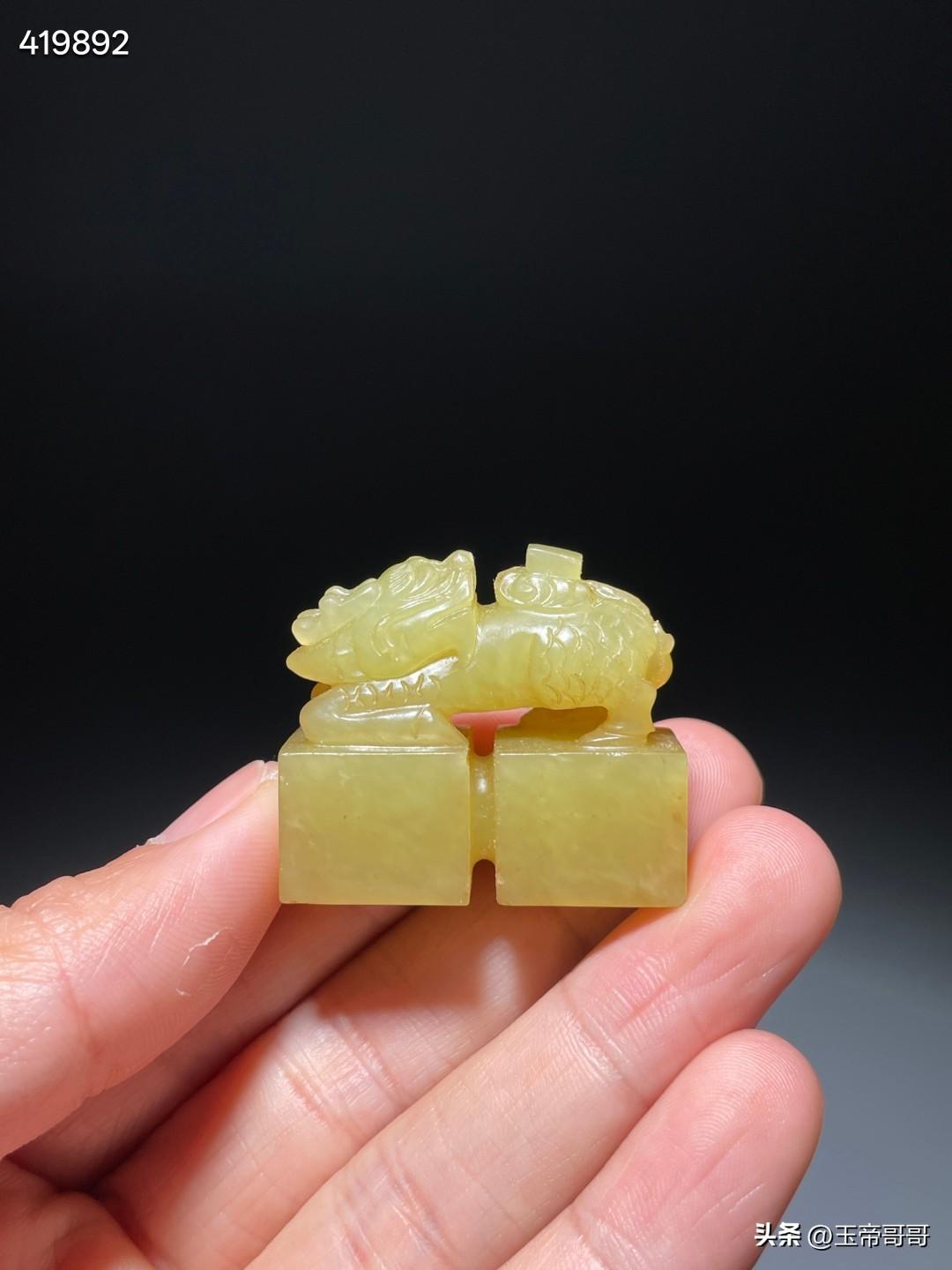 清和田玉黄玉麒麟送书印章
尺寸3.6×3.2×1.4厘米