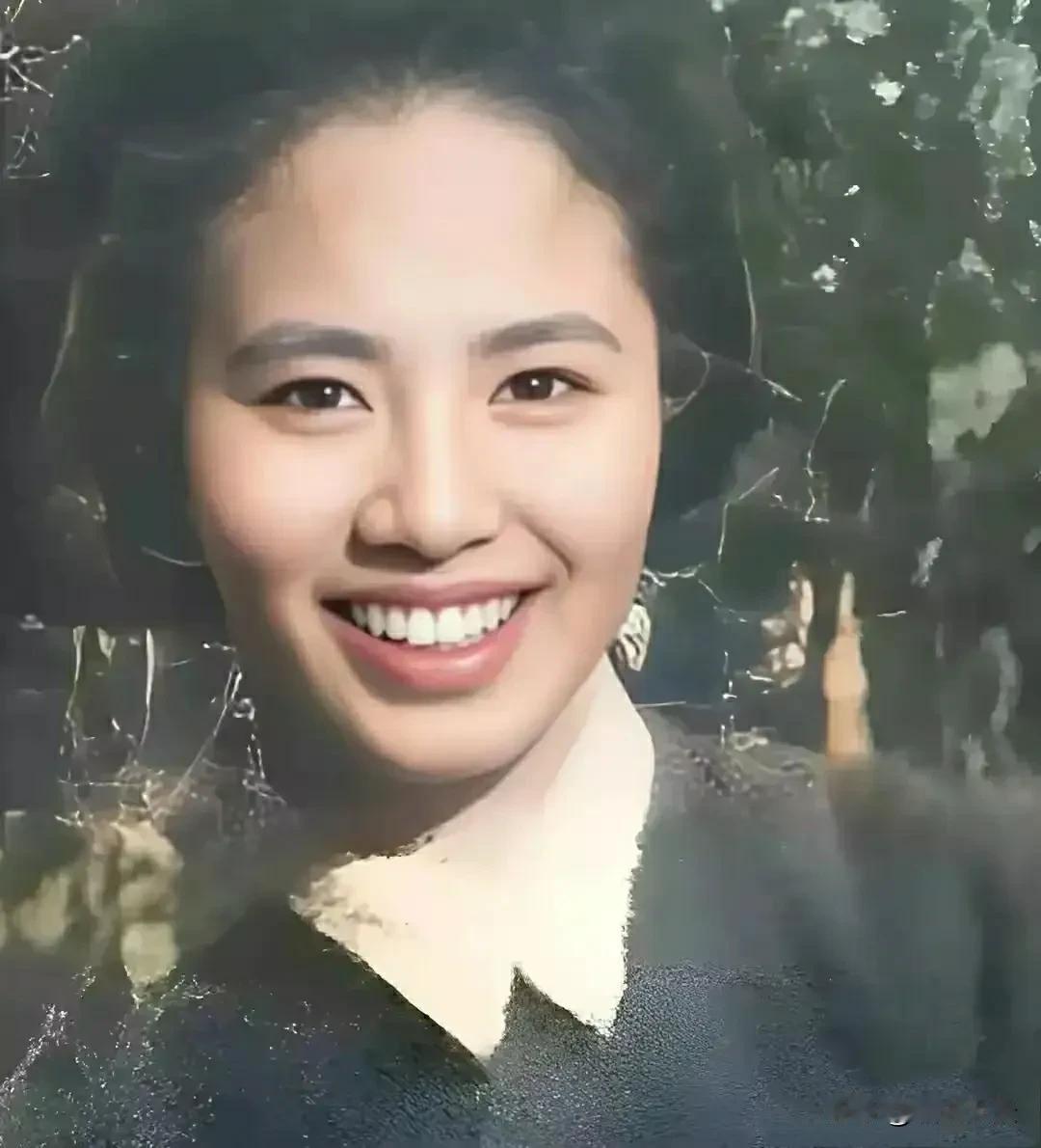 不认识张茜的人，看到这张照片后，还以为她是一位影视女明星！

其实她是开国元帅陈