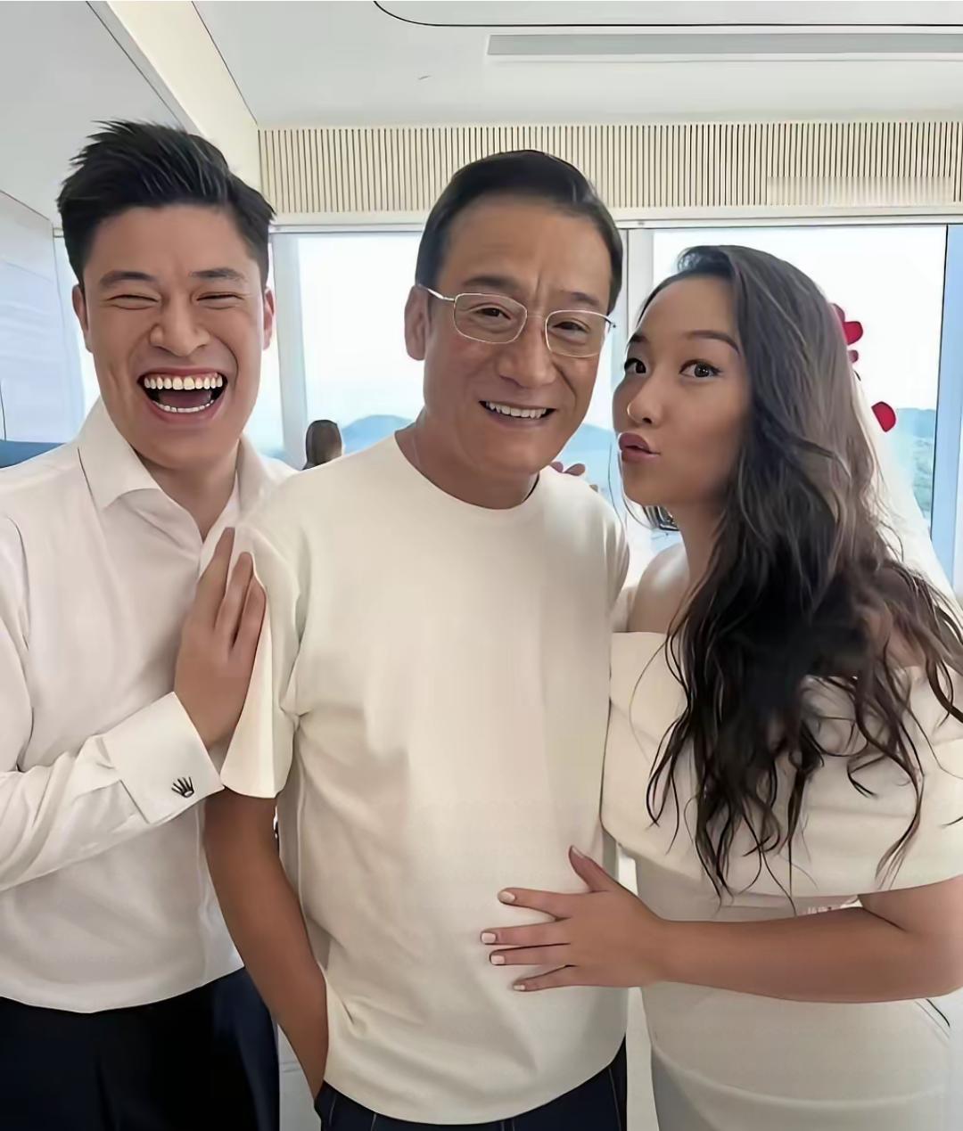 梁家辉女婿个子挺高，就是相貌平平。