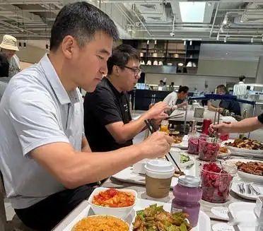 这哥们，又有钱又⁠⁠自律。摊上这么个朋‏友，真‏﻿是﻿‏‏够﻿‏烦的‎。 