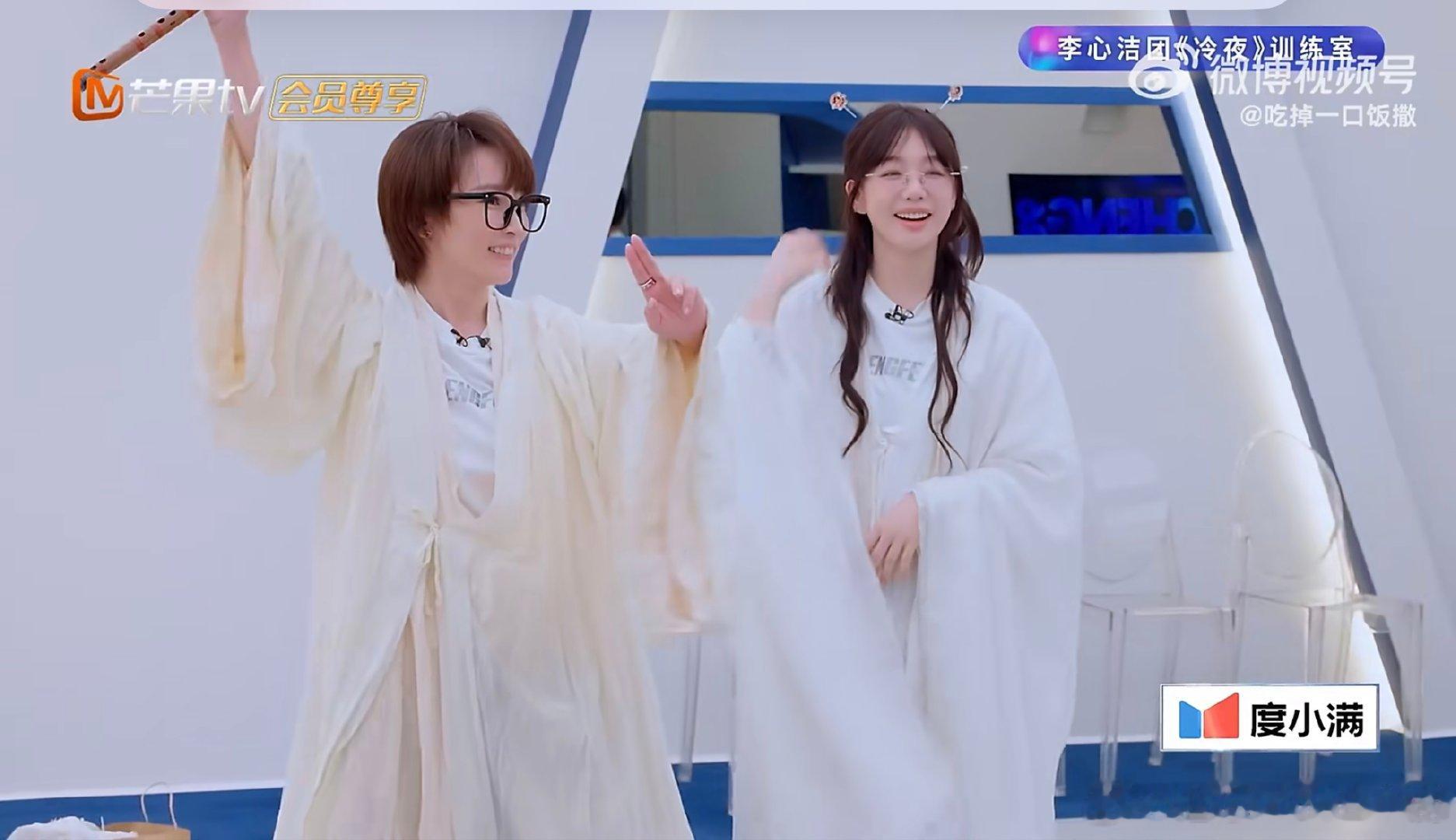 汉服穿搭两极分化，姐姐们仙气十足，谢楠主打热闹接地气，反差感直接拉满谢楠拿根棍更