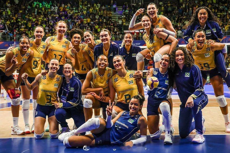 🇧🇷 巴西队15人今日启程飞往土耳其，参加VNL第二周比赛。🏐 二传：马克