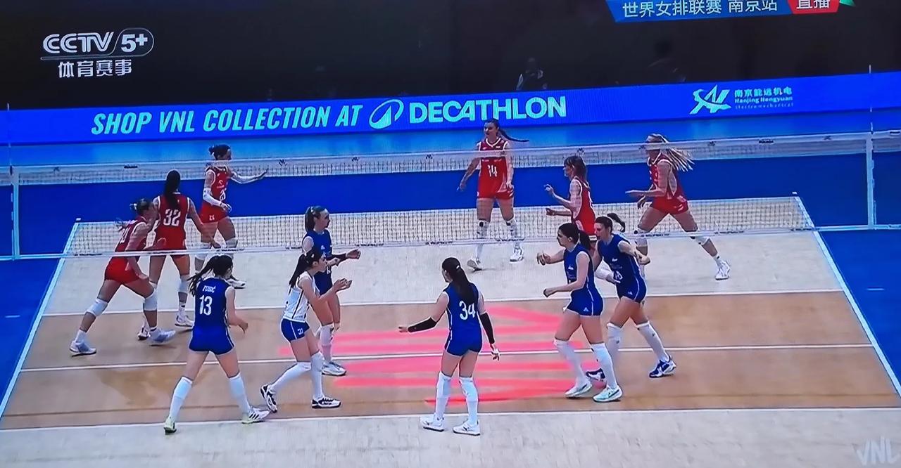 波兰女排强势归来！波兰女排第二局开始加强了进攻和发球！最后波兰女排25-19拿下