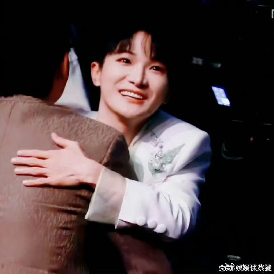  周深周深鞠躬送马东下台阅文IP盛典 没有多余表情，只有真诚鞠躬，干净又舒服。 