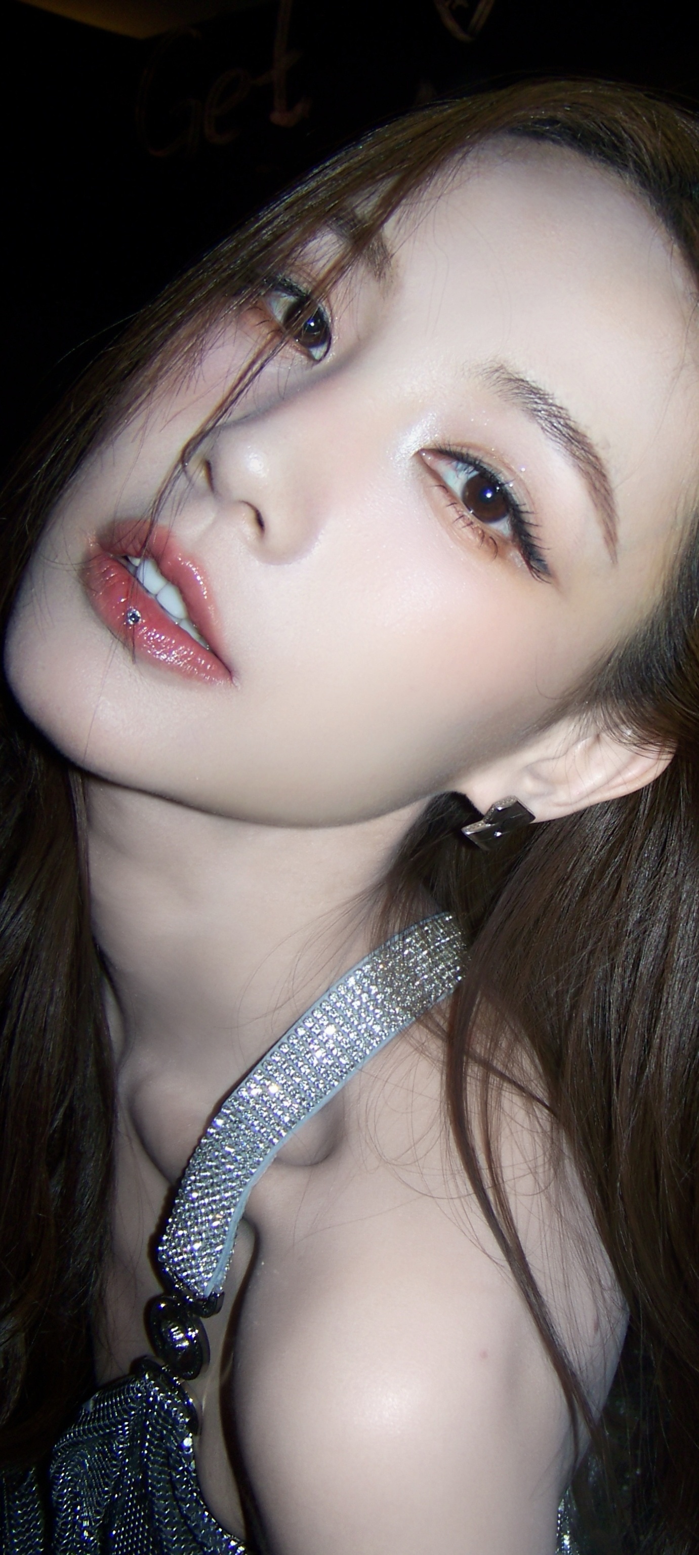 李一桐，银色裙装壁纸，笑眼弯弯好迷人。李一桐