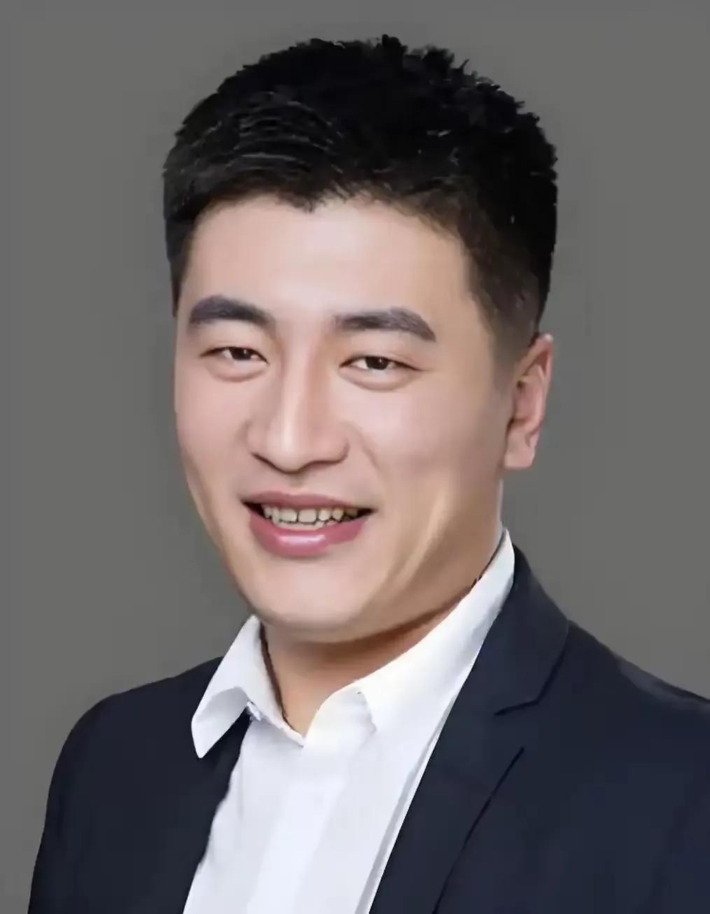 张雪峰曾说：“要是女孩子读书成绩一般，去985、211大学附近选个专业读。平时打