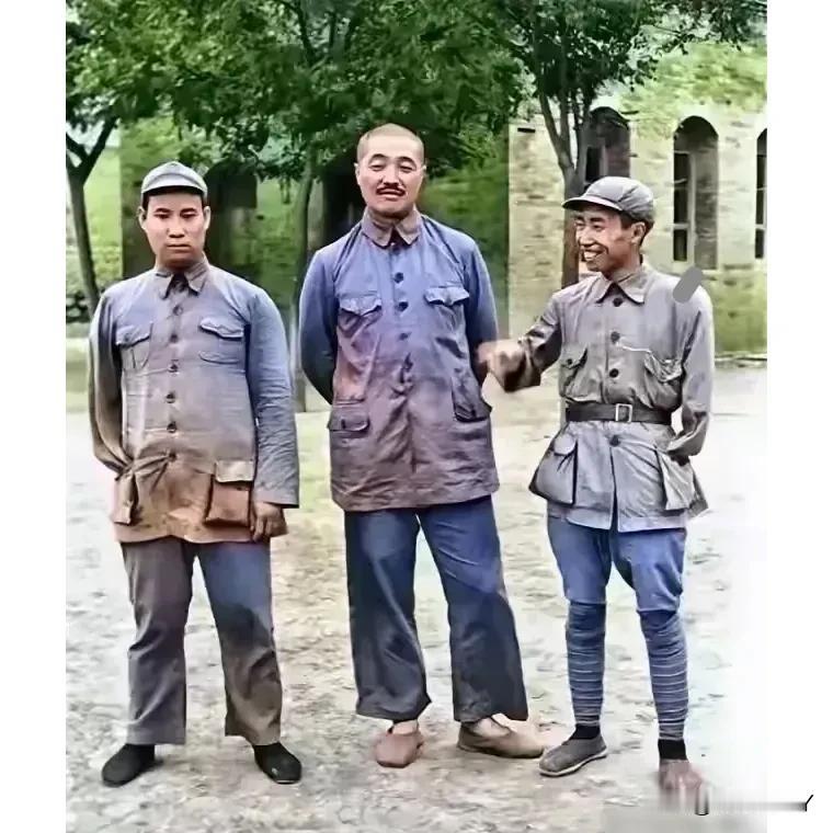一张珍贵的老照片，看看在延安时的贺龙元帅和两位独臂将军吧！这才是他们那时候的真实