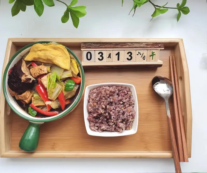 减肚子上的肉，我有几个实用方法。饮食上，得调整结构。减少精制碳水和高糖食物，像白