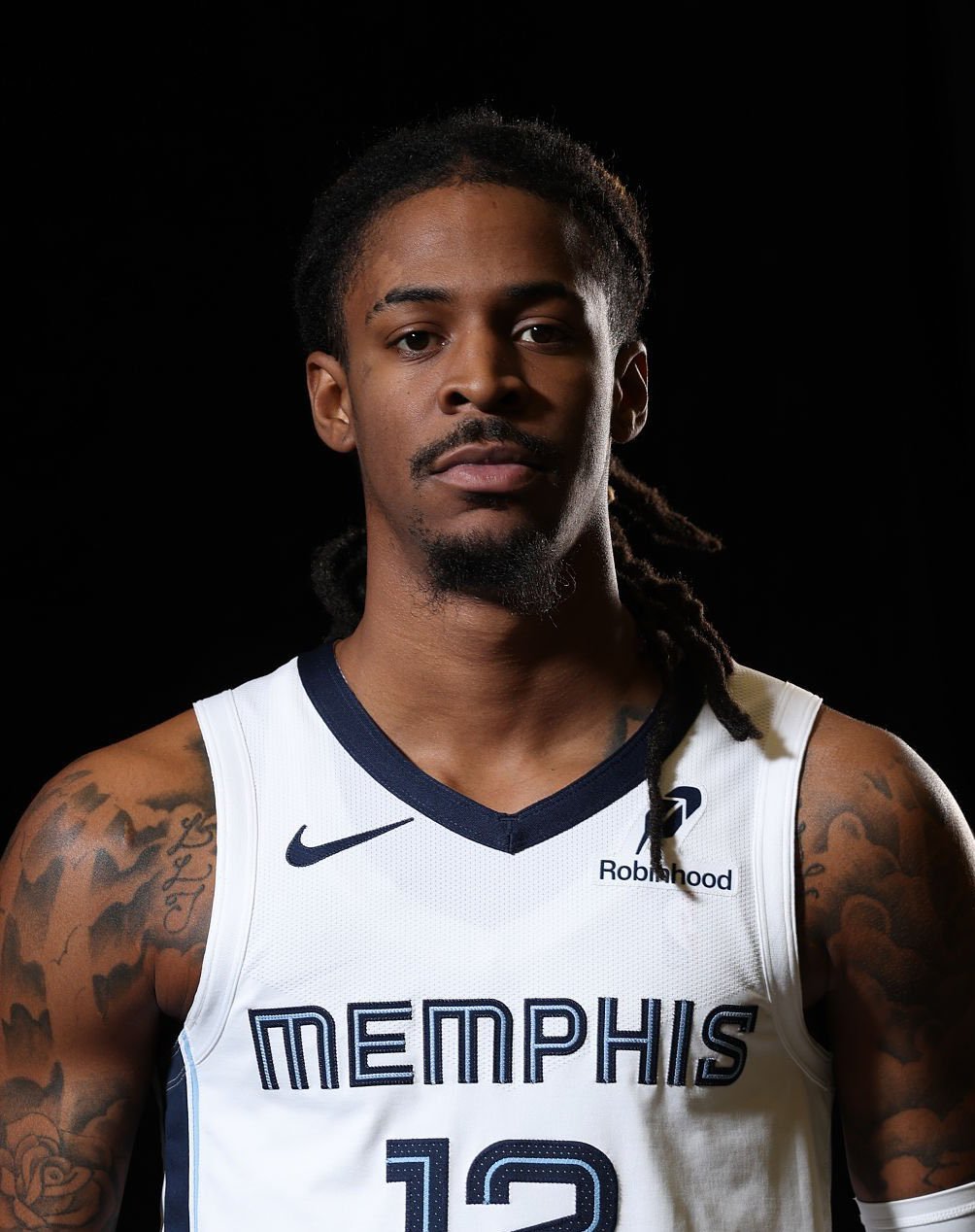 莫兰特因有损球队利益的行为被禁赛一场，输给湖人赛后，灰熊主帅伊萨洛挑战了莫兰特的