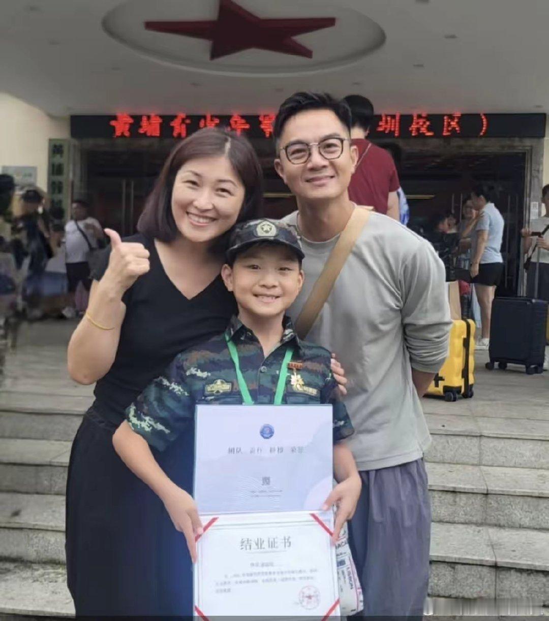 TVB绿叶送儿子来内地军训车婉婉、苏永康之后，胡诺言也跟上了。胡澔锟在黄埔军校的