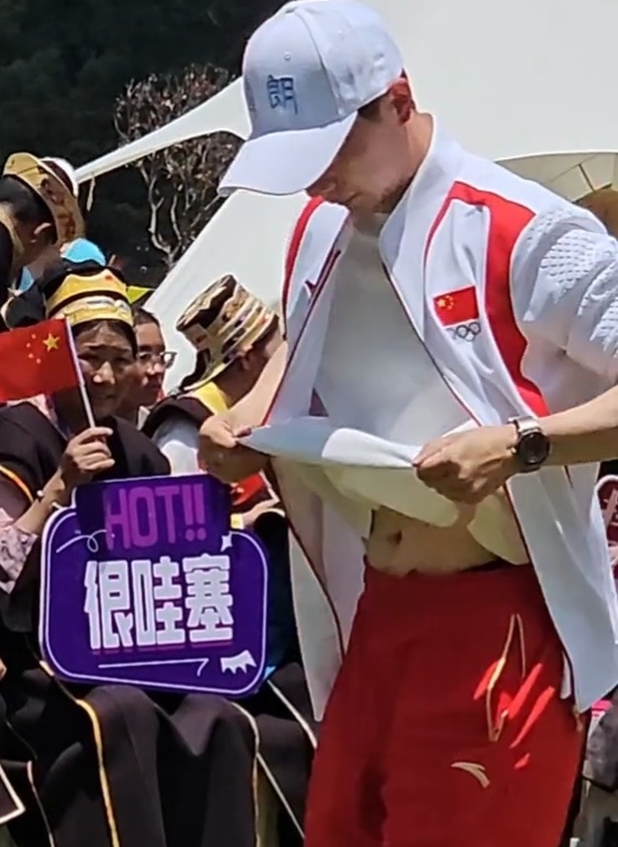 从来没有这么应景过HOT!很哇塞都不需要P字了 ​​​
