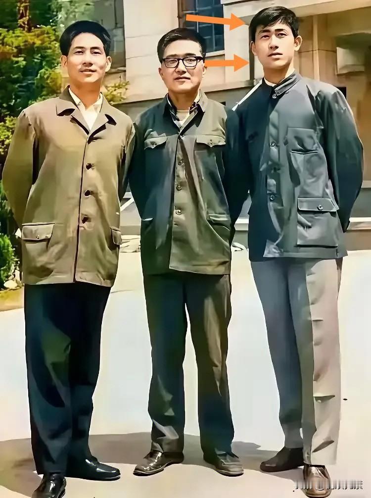 昔日座上客，
今朝阶下囚。
年轻时的许家印，样子似乎很质朴，那时候还是普通人家的