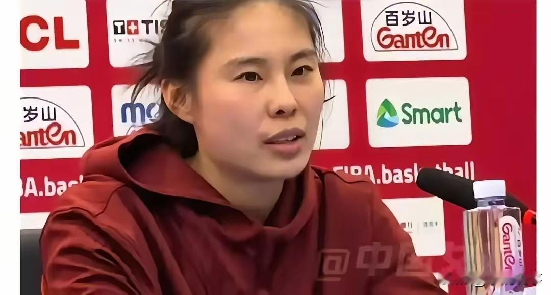 别人都躲着不敢打，
她偏要扛下整支队的命
真的看破防了。
最后两分钟彻底乱套。