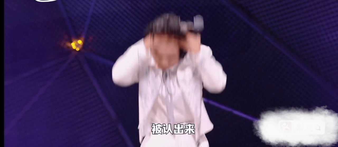 周深发际线物理后移周深发际线脱口秀这段小故事笑点满满，洗头过程被店员当场认出来，
