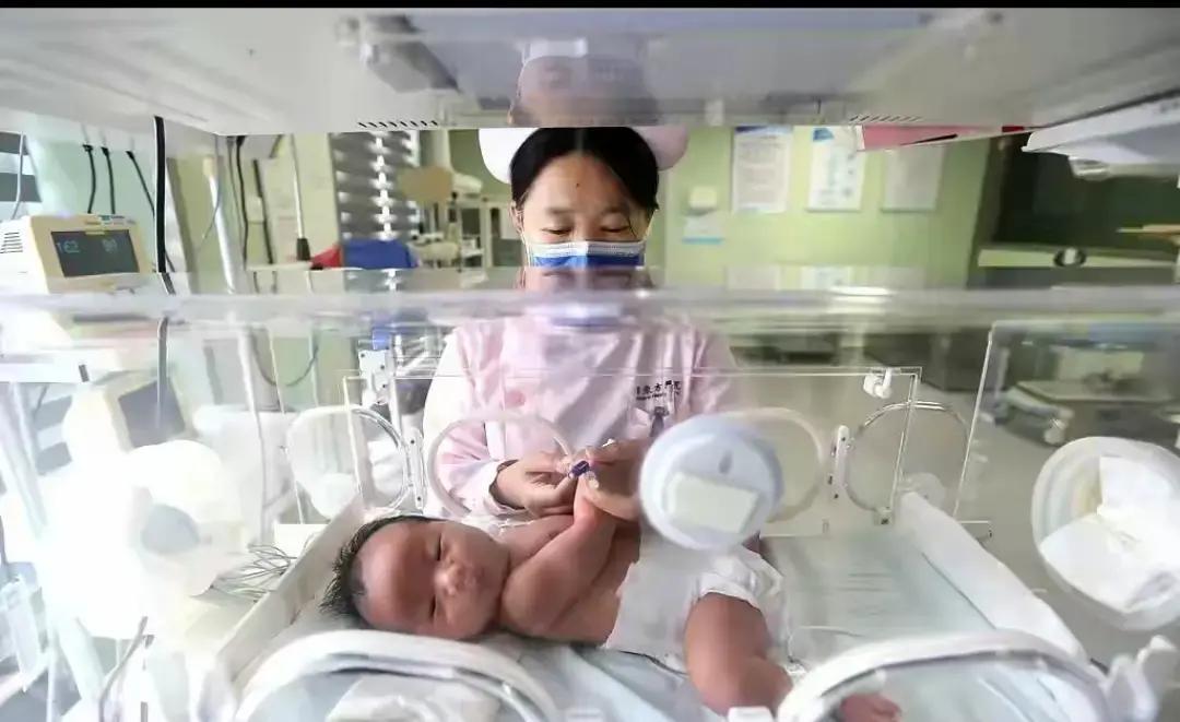 好消息！国家医保局刚在会议上表态，明年要全力推动一件事：让参保人生孩子时，住院分