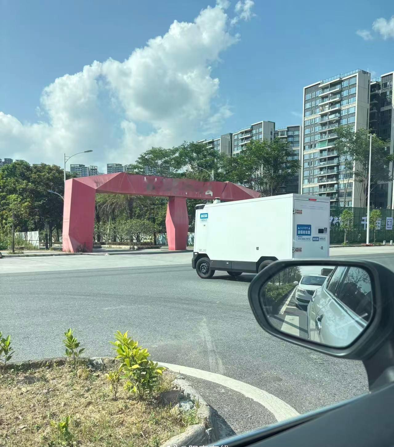 阳春街头现无人快递车，引网友热议
图片
无人快递车

近日，阳春市区街头出现无人