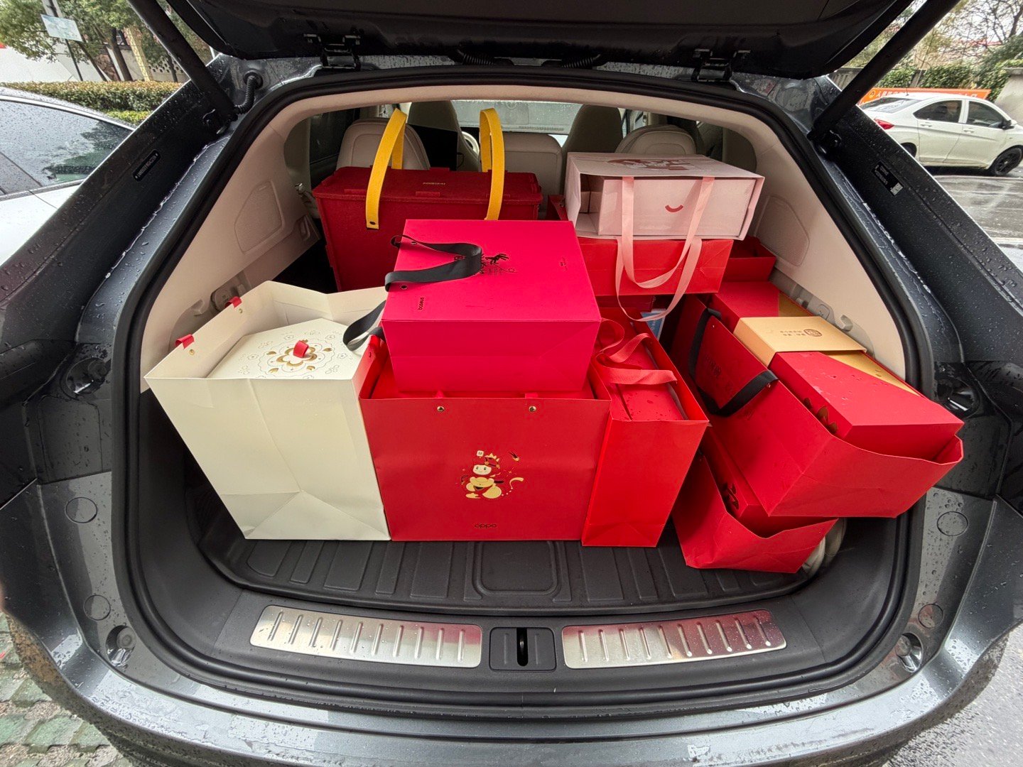 红包雨你有你的红包雨，我有我的新年礼盒，不多一车装下刚刚好