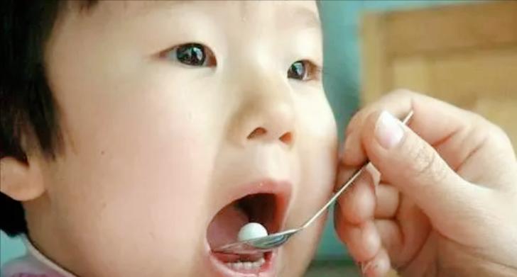 1959年，顾方舟瞒着妻子，拿不满1岁的儿子做实验，偷偷给他灌下一管溶液。

夜