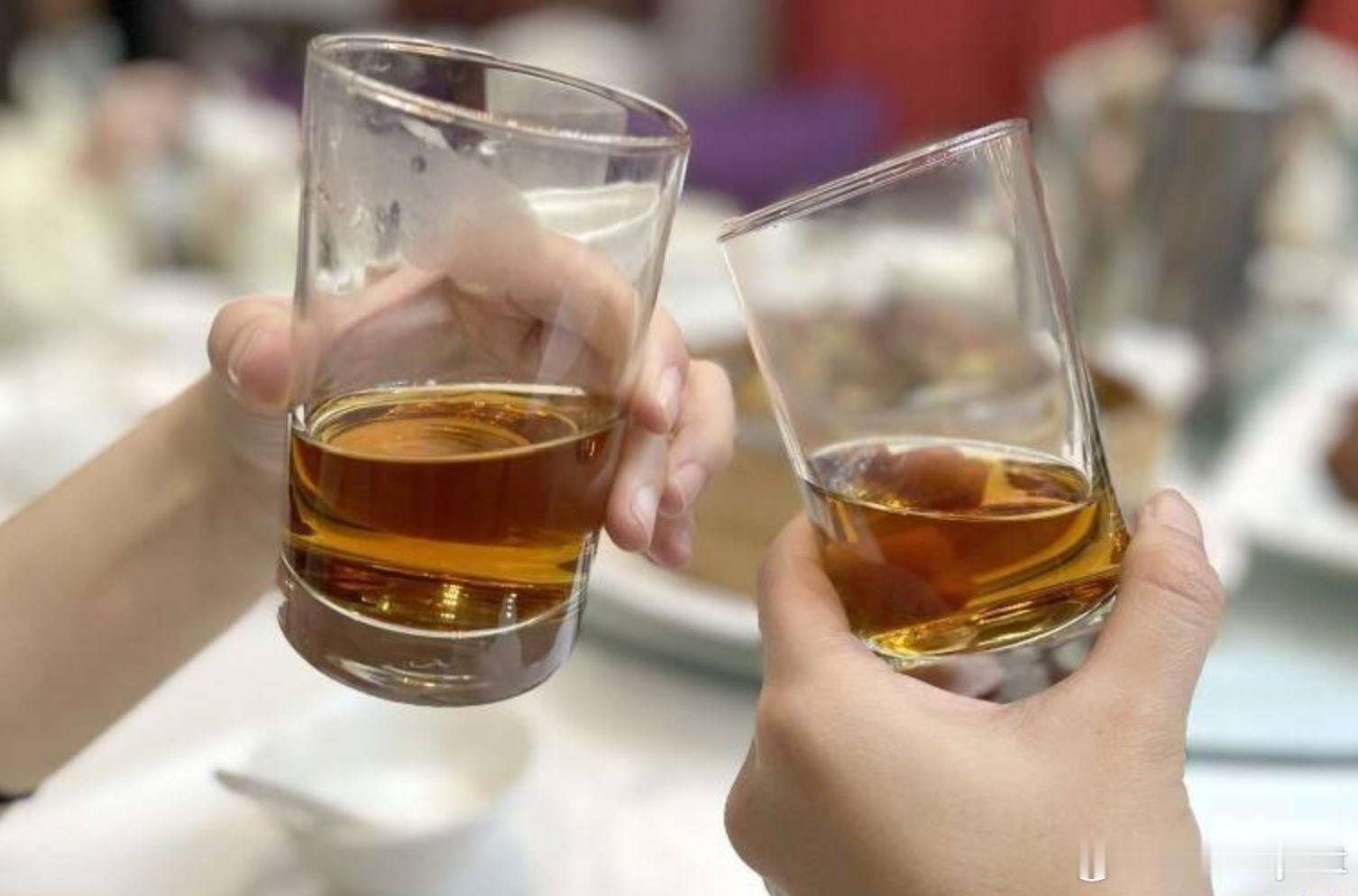 【泰国放宽午后禁酒令，商家向醉酒者售酒须承担法律责任】海外新鲜事 泰国政府近期正