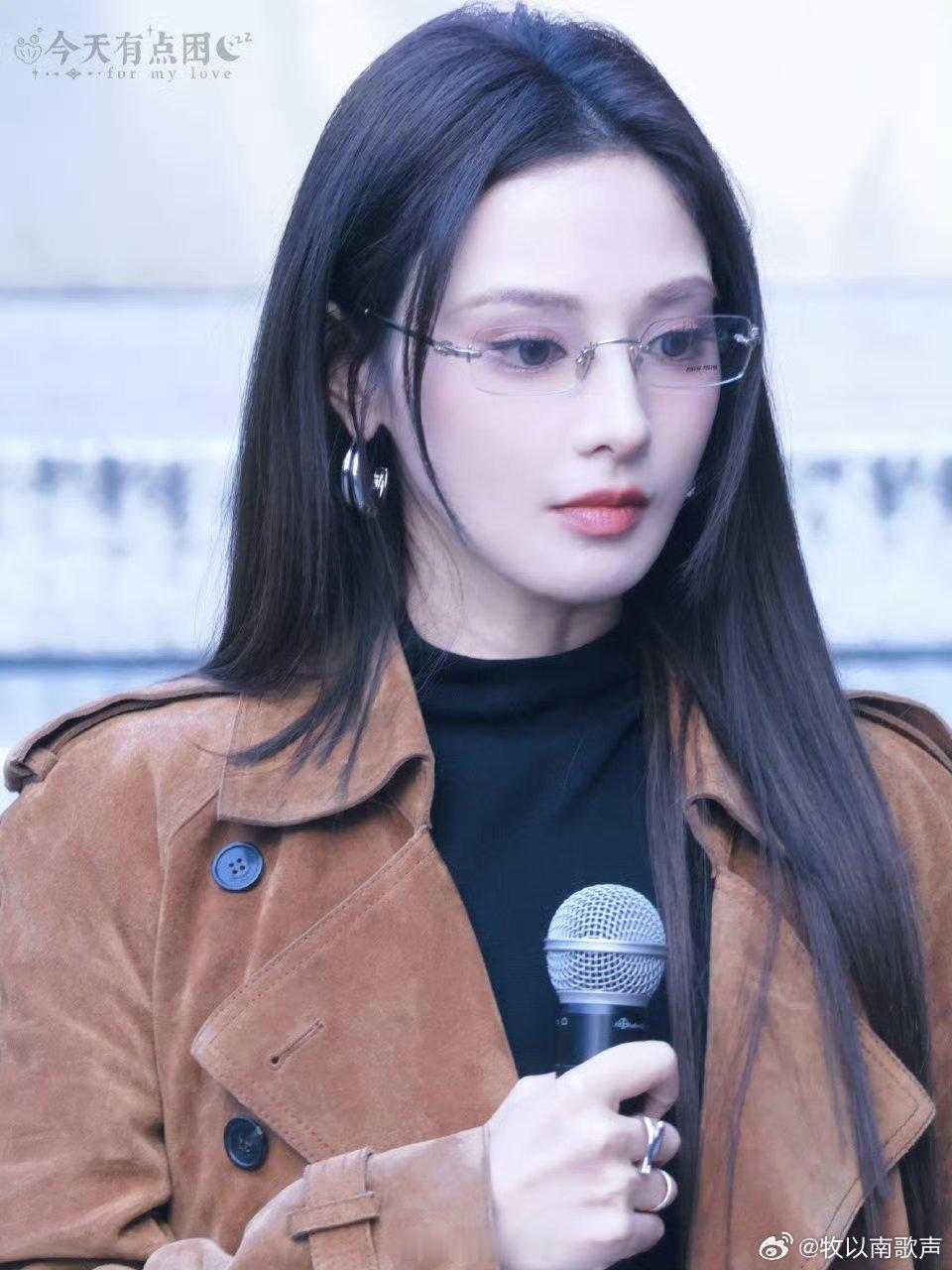 彭小苒完全是主人级别 彭小苒此次妆造惊艳全场，大女主气场全开，韵味悠长似陈酿佳酿