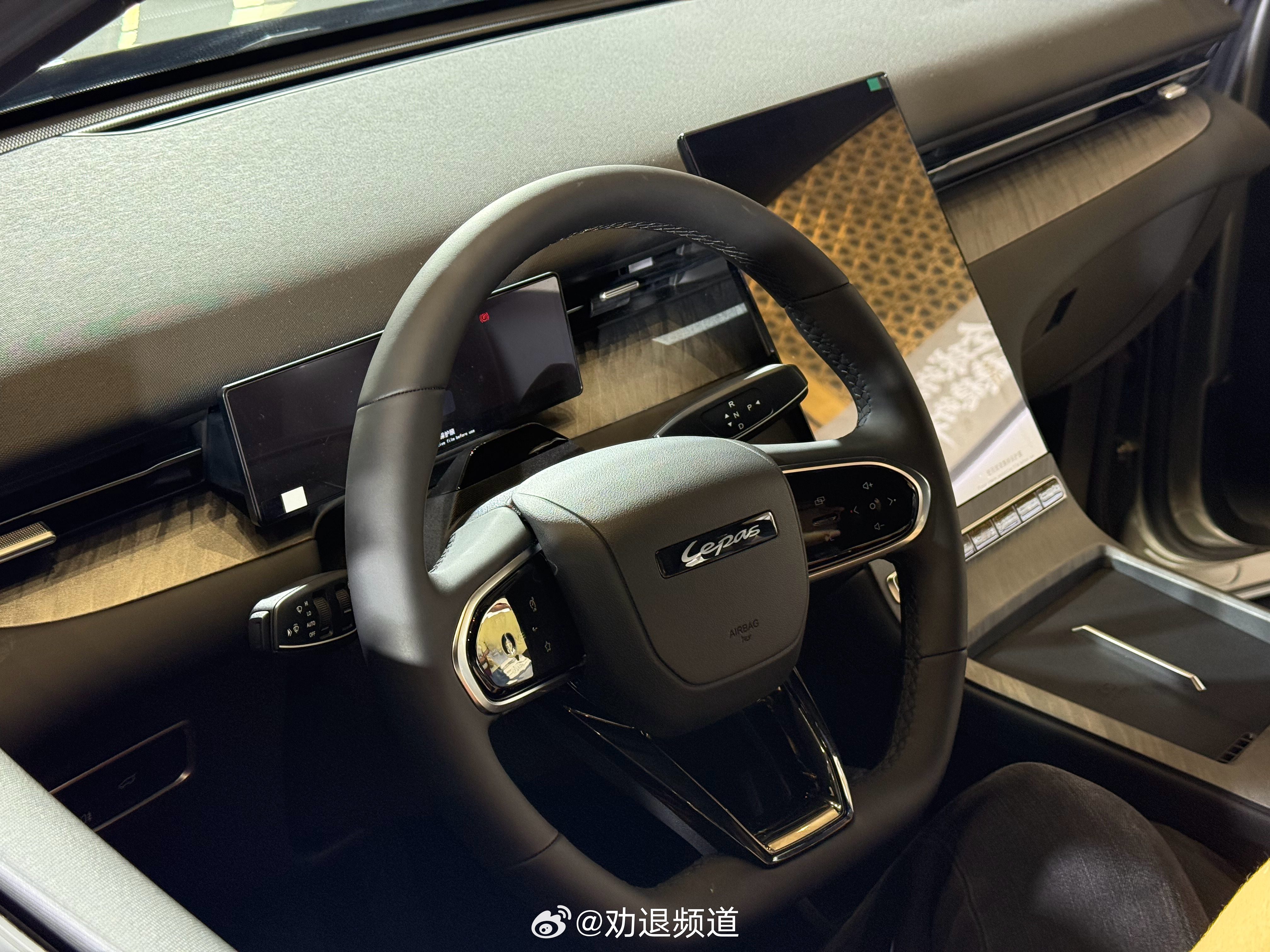 奇瑞风云 T7 和海外Lepas L6 对比车型是同款-中控布局不同-海外版有行