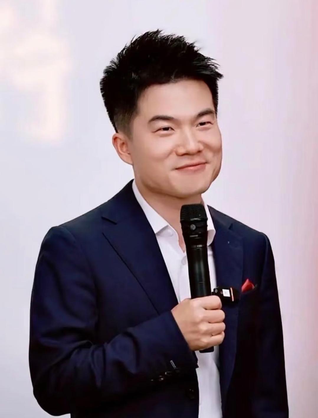 真的被董宇辉的格局狠狠戳中了！直播间里一句“卖这么贵，你不得好死”，隔着屏幕都让