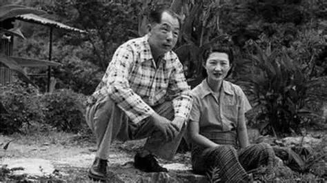 1938年，湖南沅陵，凤凰山。

一个穿着考究的中年男人蹲在江边钓鱼，身后不远处