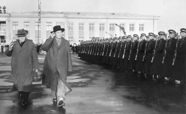 1957年，莫斯科机场寒风凛冽，却因一位伟人的到来满是热度。毛主席的身影稳健踏出