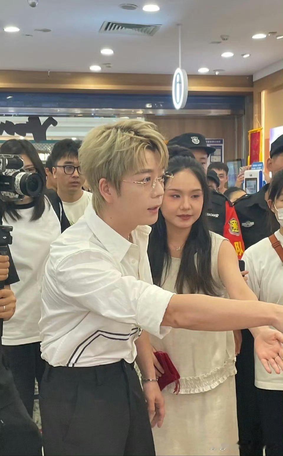 王栎鑫离婚后越来越显少年感 完全看不出是有两个娃的爸爸 真是老来俏啊 ​​​