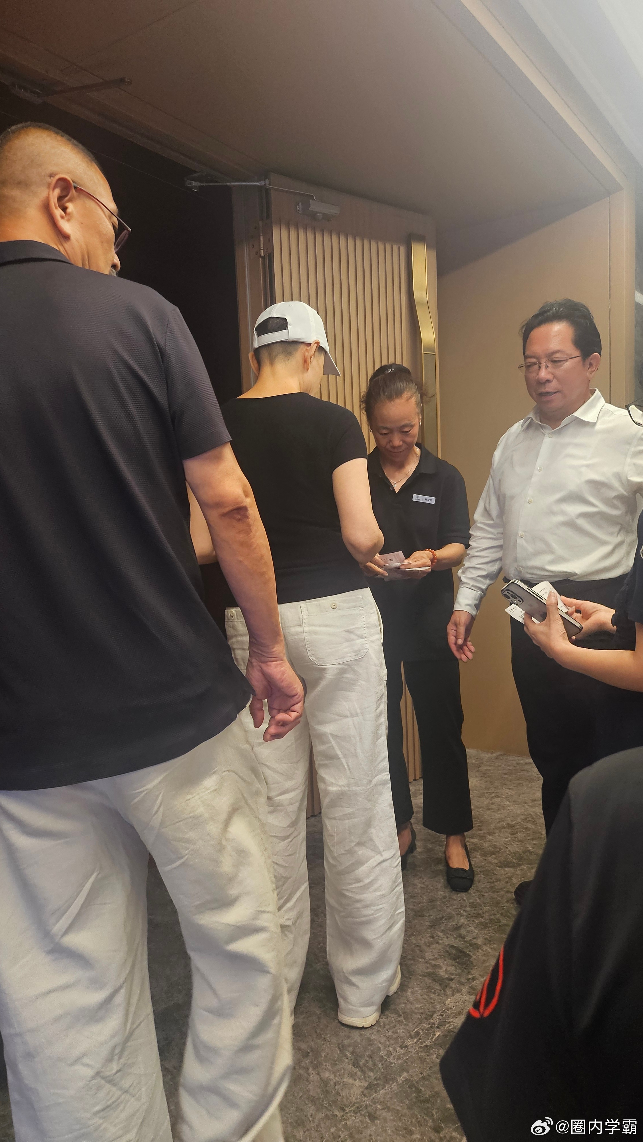 台下宋丹丹氛围感太温柔，看着舞台上认真表演的干儿子林大竣，满眼都是“我的干儿子太