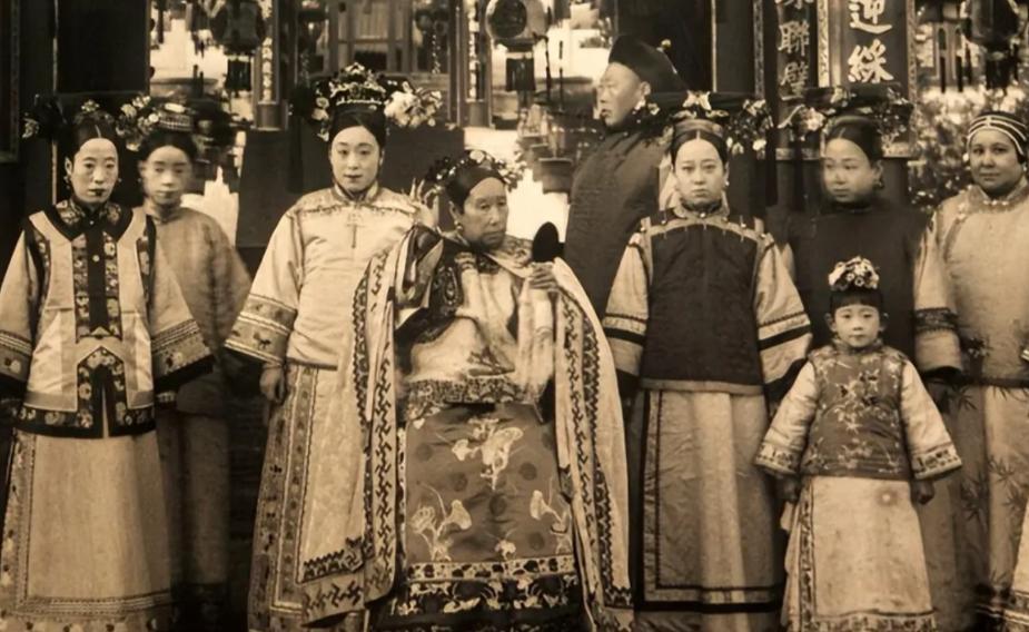 1881年，慈禧太后将后宫中最美的17岁女官赏赐给左宗棠做小妾。谁料新婚之夜，已