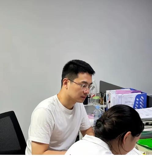 近日，海淀一位 211 爸爸引发热议，不靠流量走红，独特的教育方式吸引众多目光。