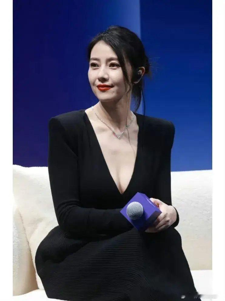 曾经所有中国男人心中的完美“老婆”，如今也老了，40多岁的她看起来沧桑了不少，穿