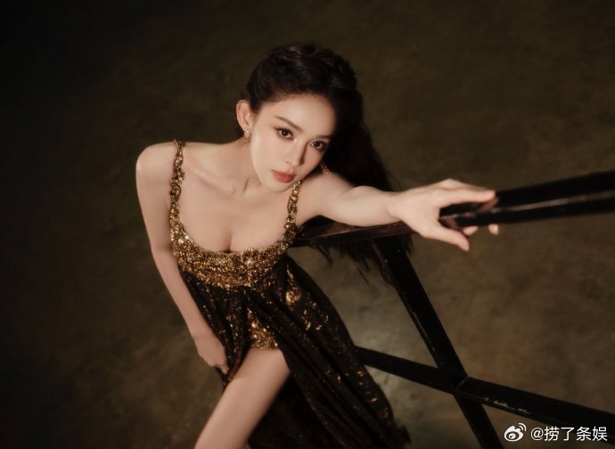 娜扎 人间维纳斯 娜扎就是红毯的神！微博之夜鎏金开叉长裙造型封神，长腿逆天，颜值