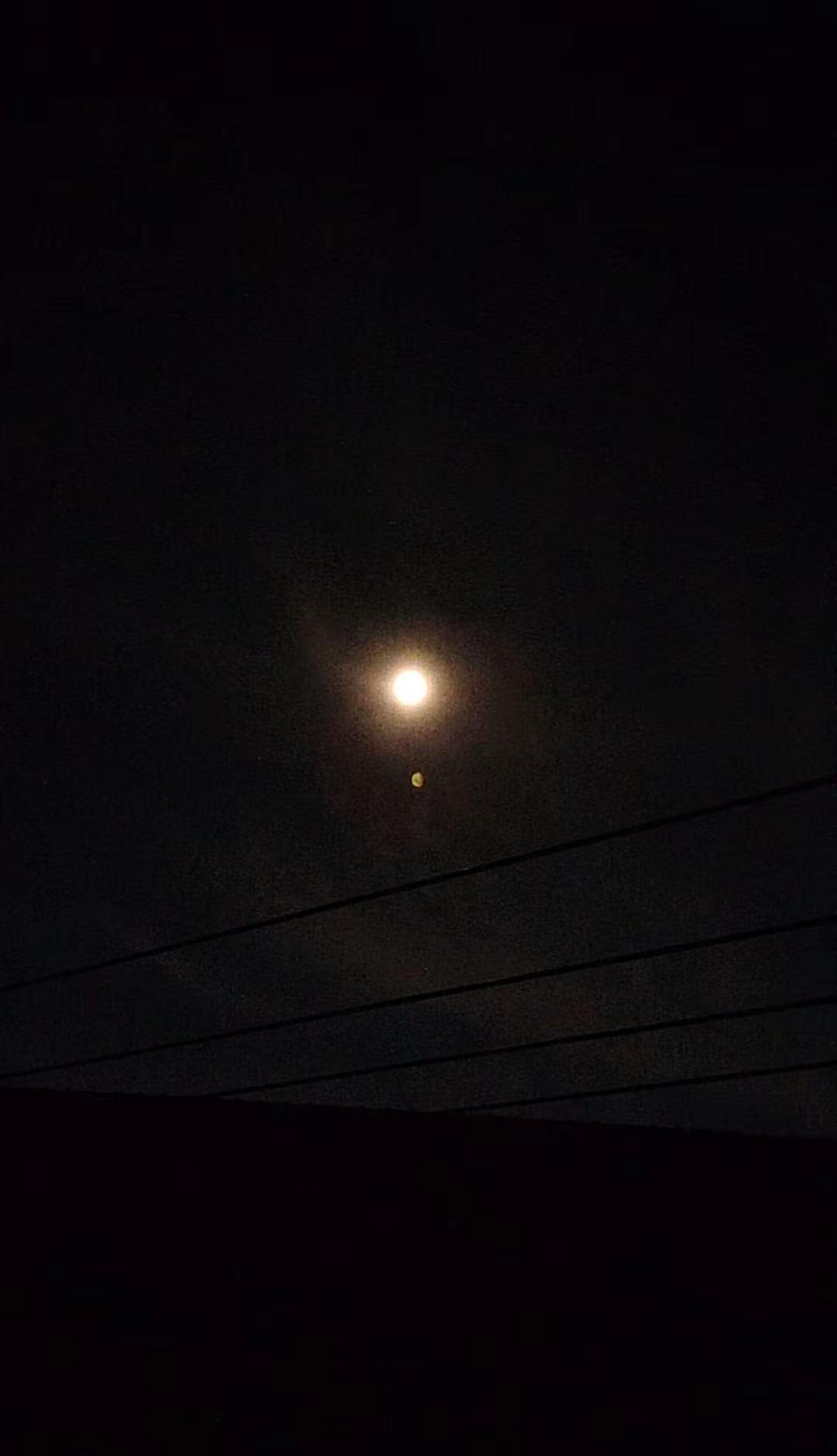 一天又结束了！望着天空的月亮，好想说：月亮，我们又见面了，我以为今天活的很糟糕，