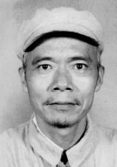 1937年，地下党员涂作潮与邻居打牌，闲聊中，邻居突然不说话，还凑到他耳边，轻声