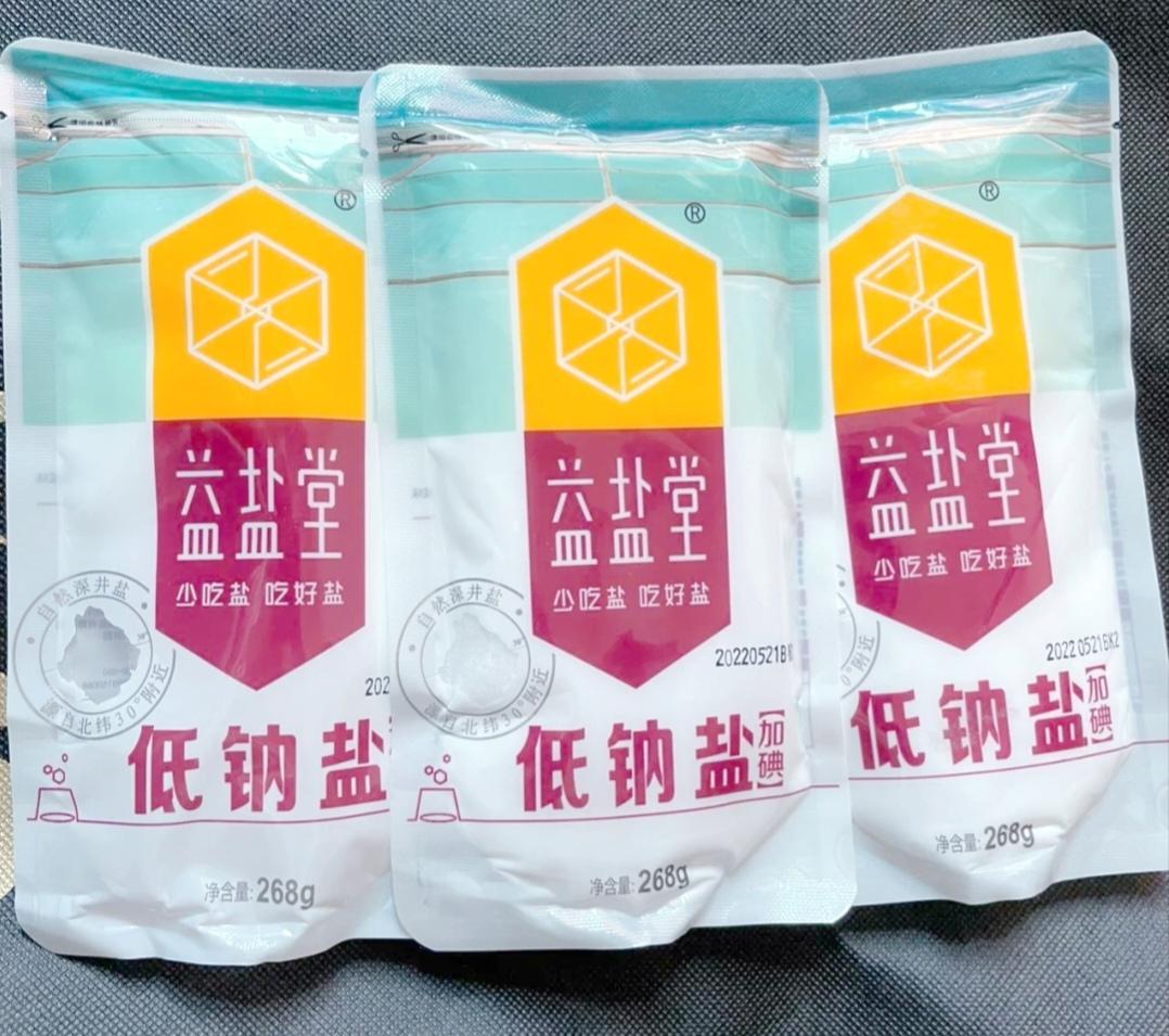 肾功能异常者能吃低钠盐吗？
肾功能异常者不适合吃低钠盐。低钠盐会用氯化钾部分替代