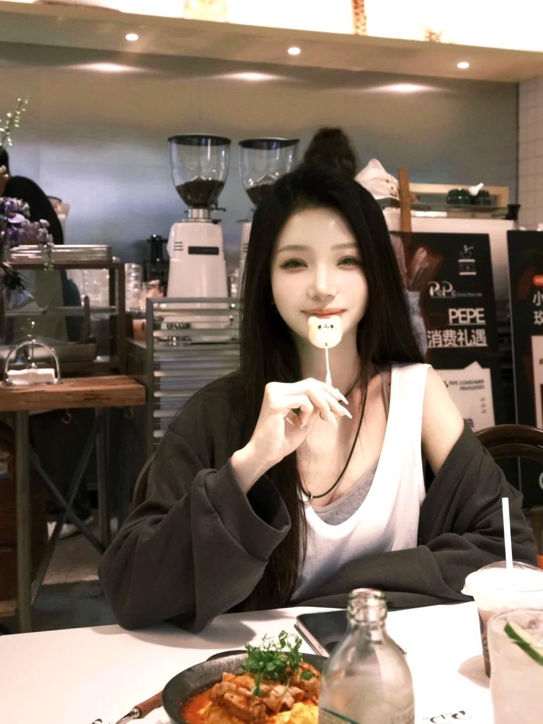 北京兼职模特小姐姐，眼内角的淡粉像刚剥壳的蜜渍樱桃核，浅浅晕在眼白边缘，不扎眼却