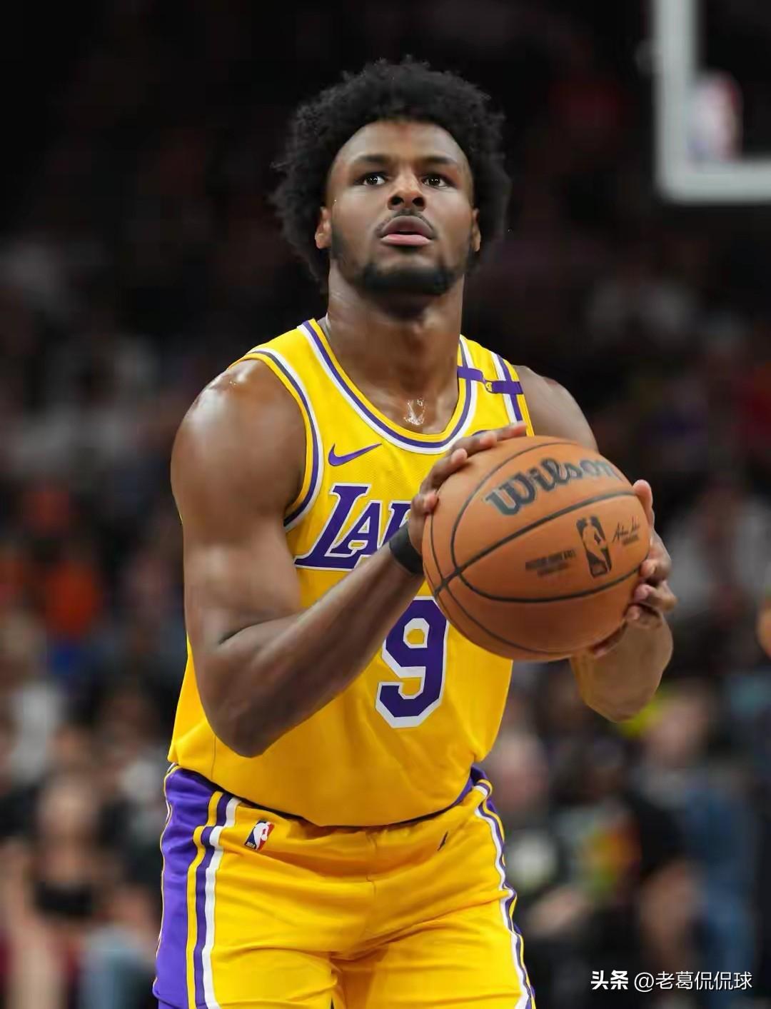 湖人新星布朗尼真是太幸运了！在今天湖人主场以127：113击败骑士的比赛中，虽然