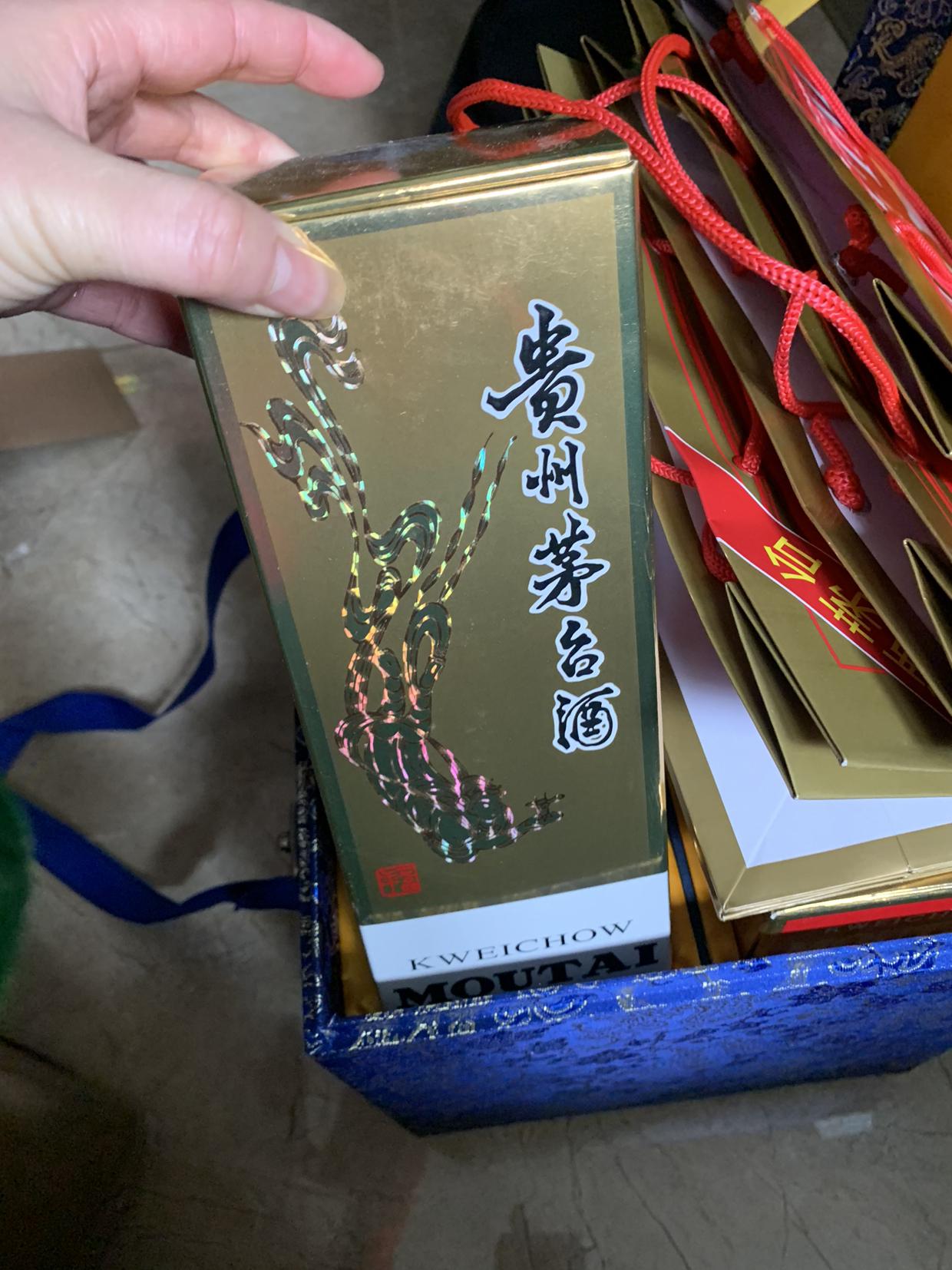 不可思议。33岁的表妹去相亲没2天，男方拎着茅台五粮液就到家里来了，进度之快令人