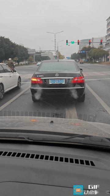 看见一辆奔驰l300两根排气管呼呼的往外冒烟
那个冒烟量很大

同车的同事一个说