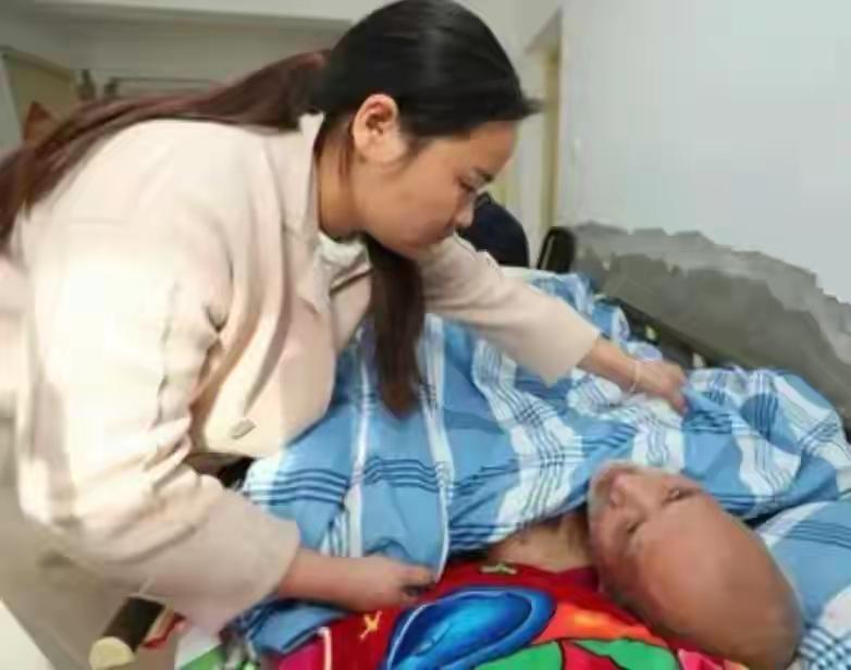 一出生就被亲生父母遗弃，一对光棍兄弟好心收留，当成亲骨肉拉扯大。可兄弟俩怎么也没