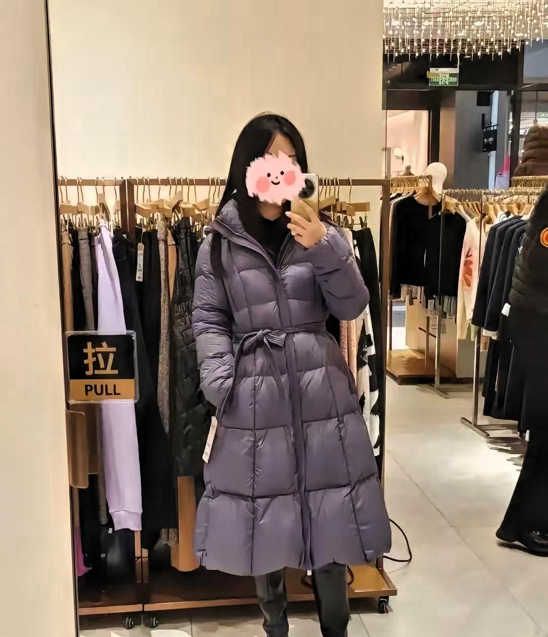 一顾客在商场试穿羽绒服，被店员一句“你穿了也买不起”当场怼懵。

顾客没有转身离