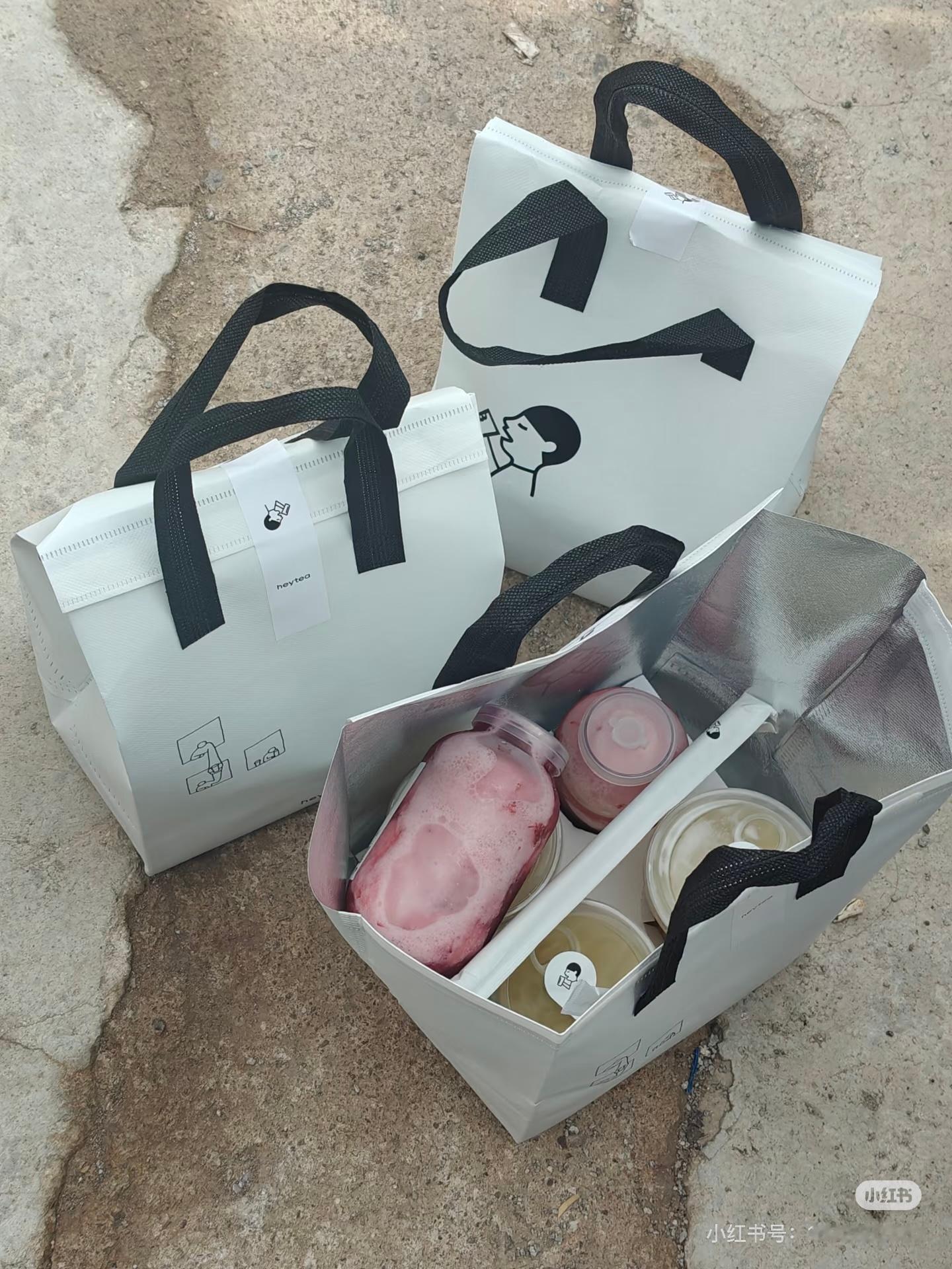 李雪今天又请客啦是以肉肉的名义 请粉丝喝奶茶😽李肉你有这么一个好妈妈 真是恭喜
