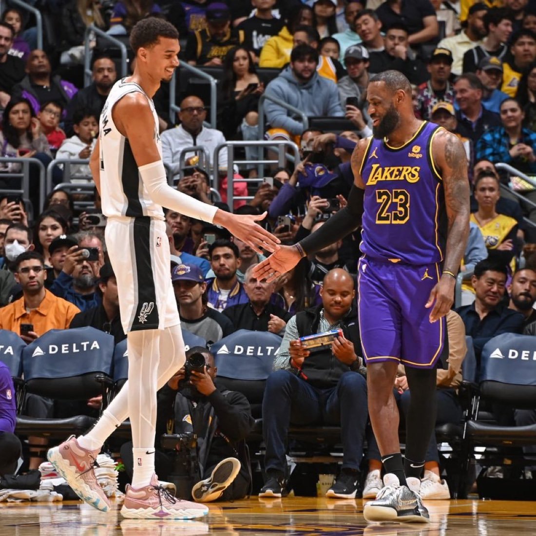 詹姆斯在新一期《Mind the Game》中称赞文班亚马：“我很庆幸，等文班真