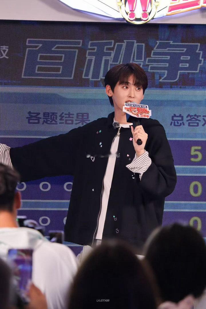 唐九洲靠做数学题解压一站到底少年季 别人焦虑的时候刷手机，唐九洲焦虑的时候刷题。